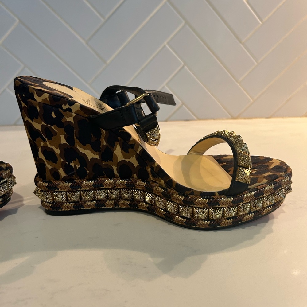 Christian Louboutin Nappa Silk Leopard Pira Ryad 110 Wedge Sandal 40 Black - Picture 7 of 7